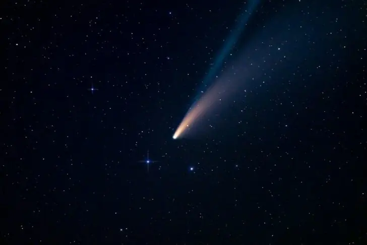 What does a comet look like?